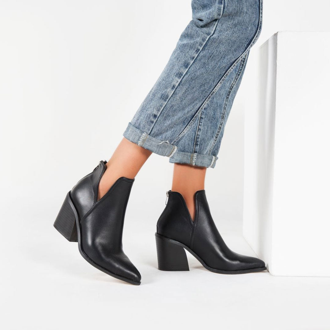 Retro Pointed Toe Notch Chunky Heel Ankle Boots - Black